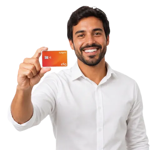 Colaborador sorrindo segurando um cartão de benefícios