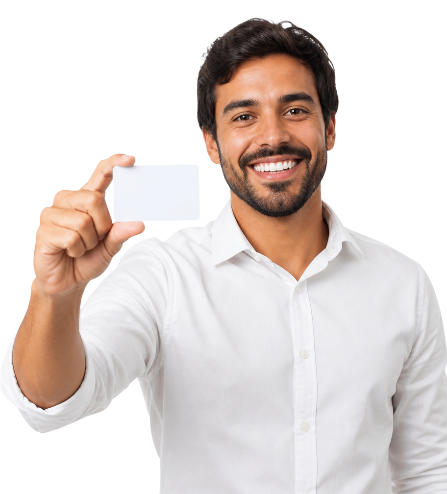 Colaborador sorrindo segurando um cartão de benefícios