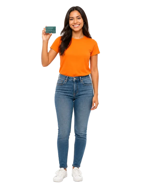 Colaboradora sorrindo segurando um cartão de benefícios